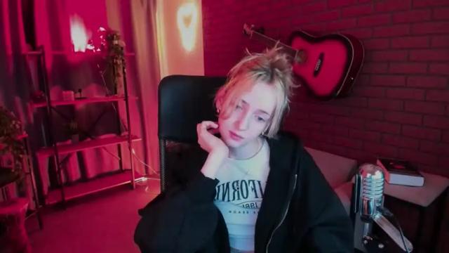 Image 6 of beeelle Stream on Chaturbate on 13 months ago