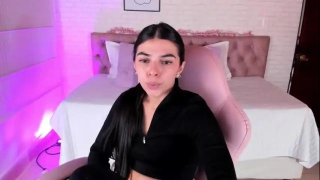 Image 2 of bella_blue18 Stream on Chaturbate on 2 months ago