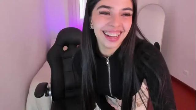 Image 2 of bella_blue18 Stream on Chaturbate on 8 months ago