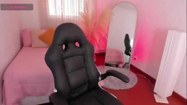 Image 4 of bella_blue18 Stream on Chaturbate on 7 months ago