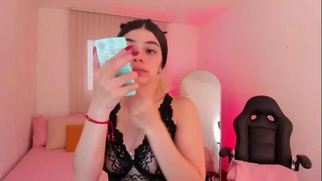 Image 4 of bella_blue18 Stream on Chaturbate on 15 days ago