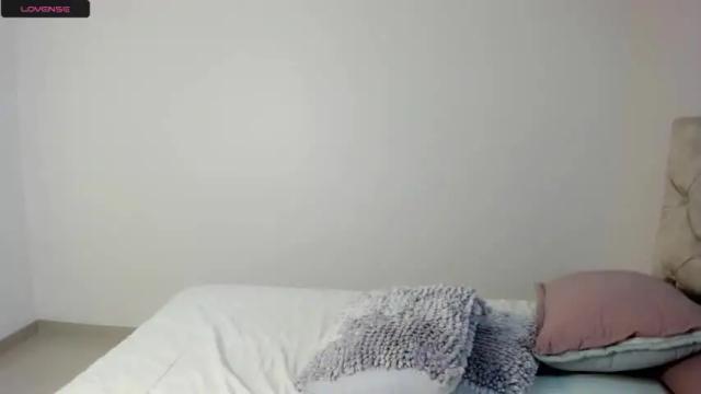 Image 2 of bella_evans_01 Stream on Chaturbate on 14 months ago