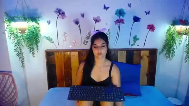 Image 3 of bella_isabella_ Stream on Chaturbate on 17 months ago