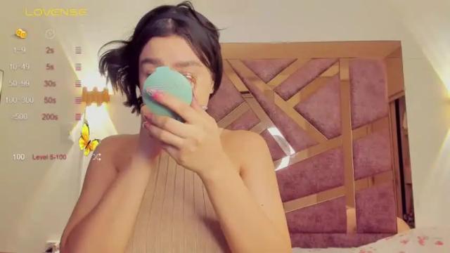 Image 3 of bella_pari Stream on Chaturbate on 19 months ago
