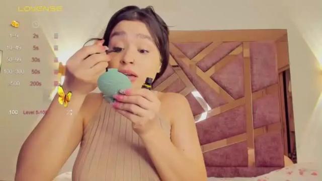Image 4 of bella_pari Stream on Chaturbate on 19 months ago