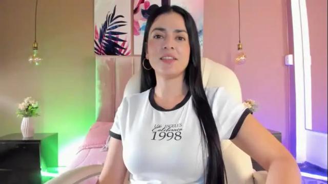 Image 2 of bellaclaiir Stream on Chaturbate on 3 months ago