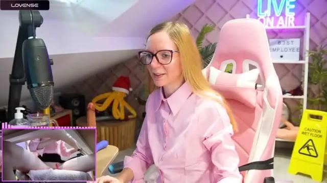 Image 2 of belle_alice Stream on Chaturbate on 14 months ago