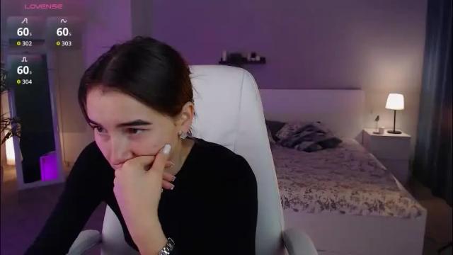 Image 4 of bellla_haddid Stream on Chaturbate on 22 days ago