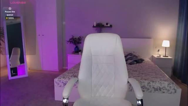 Image 4 of bellla_haddid Stream on Chaturbate on 21 days ago