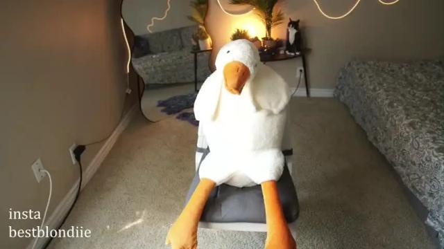 Image 6 of bestblondiiecb Stream on Chaturbate on 1 month ago