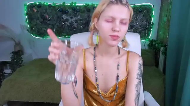 Image 2 of bimboxme Stream on Chaturbate on 17 months ago