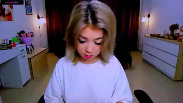 Image 3 of blinkofeyess Stream on Chaturbate on 26 days ago