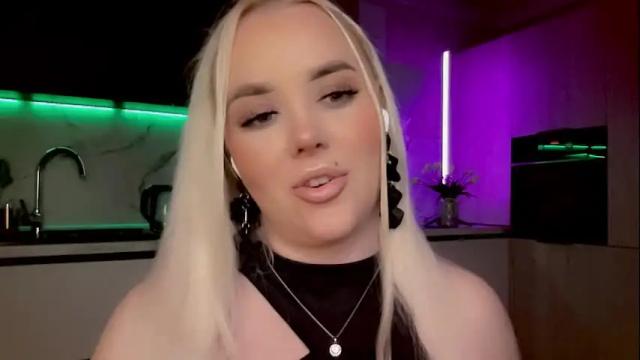 Image 11 of blond_diamond Stream on Chaturbate on 3 months ago