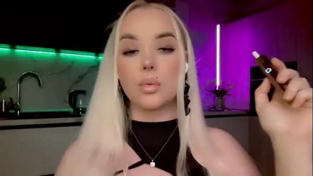Image 2 of blond_diamond Stream on Chaturbate on 3 months ago