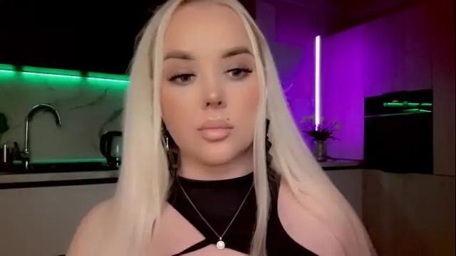 Image 3 of blond_diamond Stream on Chaturbate on 3 months ago