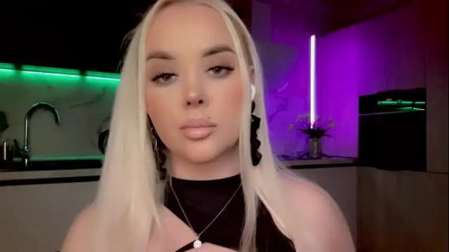 Image 4 of blond_diamond Stream on Chaturbate on 3 months ago