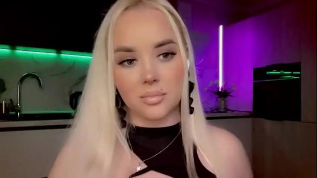 Image 8 of blond_diamond Stream on Chaturbate on 3 months ago