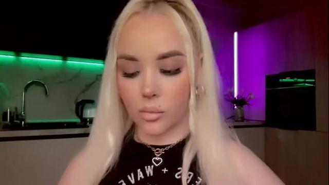 Image 4 of blond_diamond Stream on Chaturbate on 3 months ago