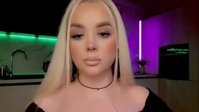 Image 11 of blond_diamond Stream on Chaturbate on 3 months ago
