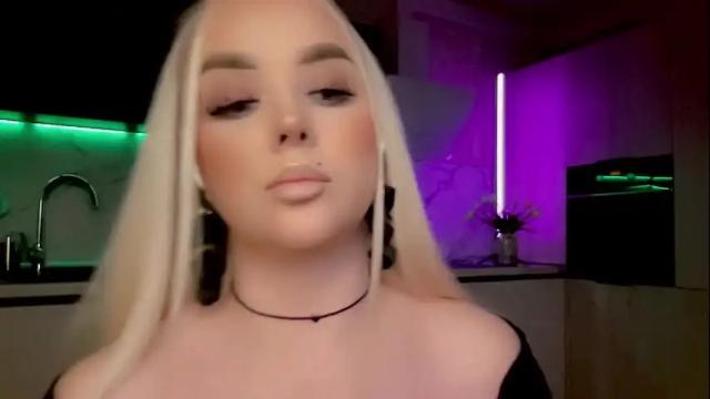 Image 12 of blond_diamond Stream on Chaturbate on 3 months ago