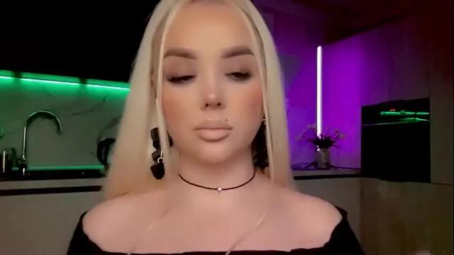 Image 2 of blond_diamond Stream on Chaturbate on 3 months ago