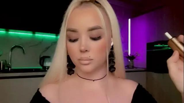 Image 3 of blond_diamond Stream on Chaturbate on 3 months ago