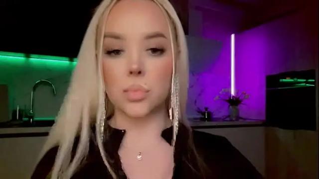 Image 12 of blond_diamond Stream on Chaturbate on 3 months ago