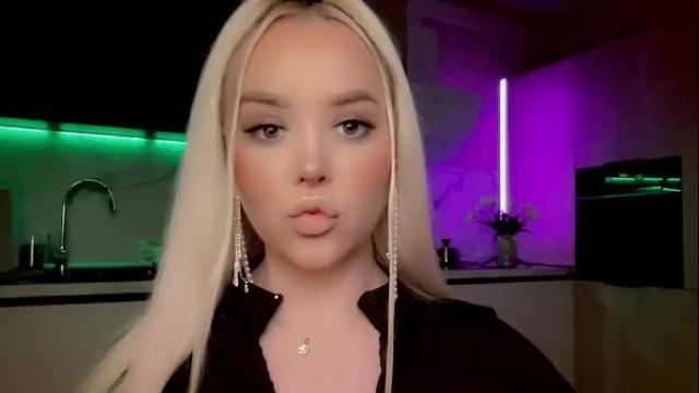 Image 3 of blond_diamond Stream on Chaturbate on 3 months ago
