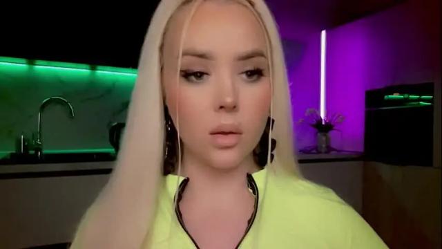 Image 11 of blond_diamond Stream on Chaturbate on 3 months ago