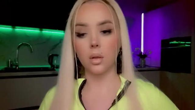 Image 2 of blond_diamond Stream on Chaturbate on 3 months ago