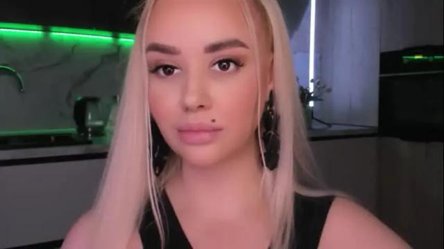 Image 11 of blond_diamond Stream on Chaturbate on 3 months ago
