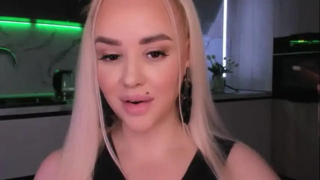 Image 12 of blond_diamond Stream on Chaturbate on 3 months ago
