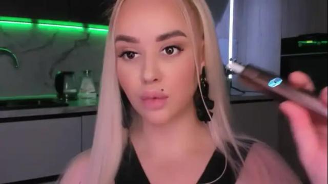 Image 6 of blond_diamond Stream on Chaturbate on 3 months ago