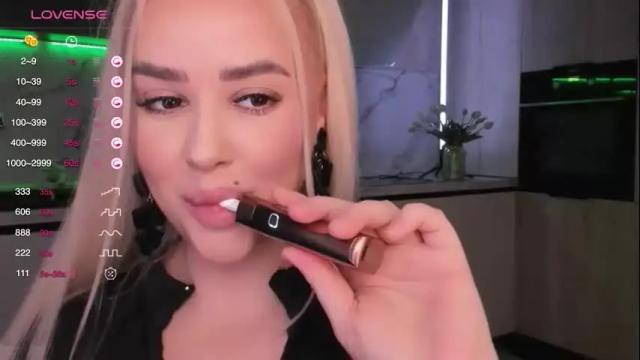 Image 10 of blond_diamond Stream on Chaturbate on 3 months ago