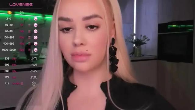 Image 2 of blond_diamond Stream on Chaturbate on 3 months ago