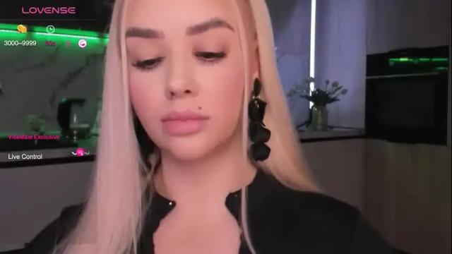 Image 3 of blond_diamond Stream on Chaturbate on 3 months ago