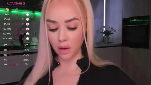 Image 4 of blond_diamond Stream on Chaturbate on 3 months ago