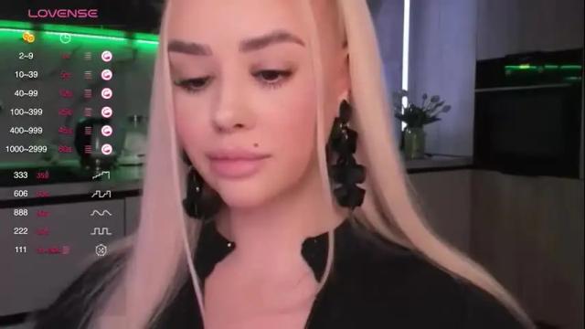 Image 6 of blond_diamond Stream on Chaturbate on 3 months ago