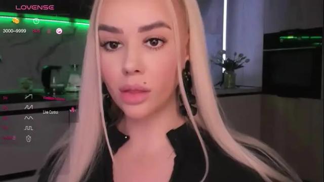 Image 7 of blond_diamond Stream on Chaturbate on 3 months ago