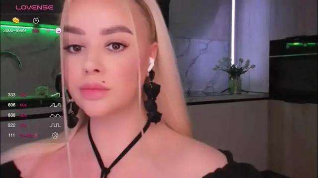 Image 3 of blond_diamond Stream on Chaturbate on 3 months ago