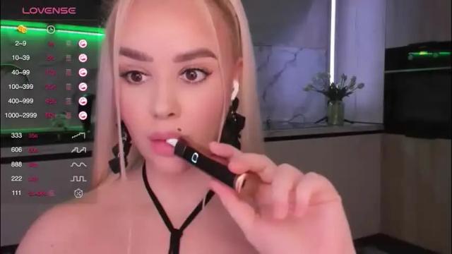 Image 4 of blond_diamond Stream on Chaturbate on 3 months ago