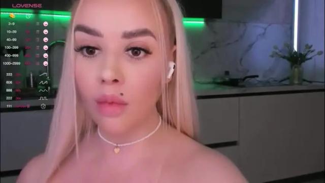 Image 10 of blond_diamond Stream on Chaturbate on 2 months ago