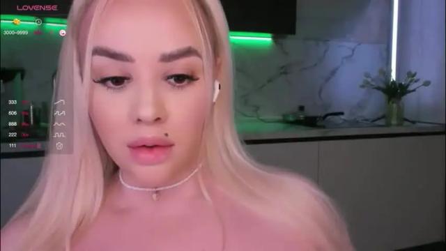 Image 3 of blond_diamond Stream on Chaturbate on 2 months ago