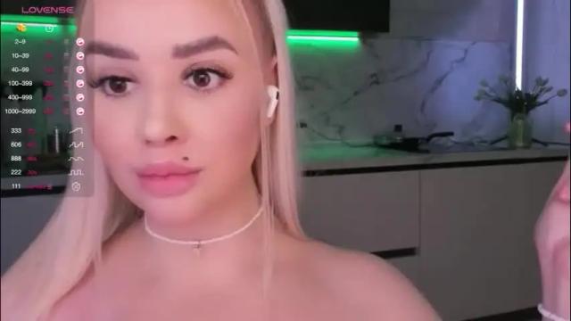 Image 8 of blond_diamond Stream on Chaturbate on 2 months ago