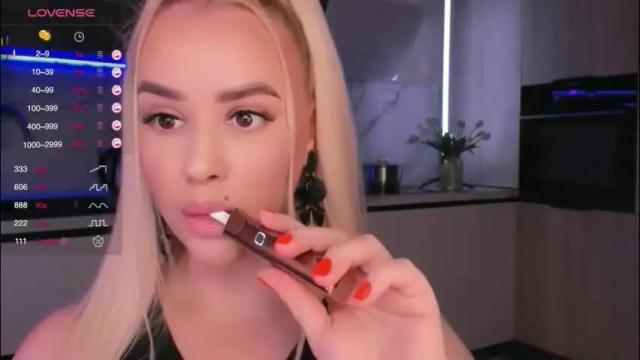 Image 3 of blond_diamond Stream on Chaturbate on 2 months ago