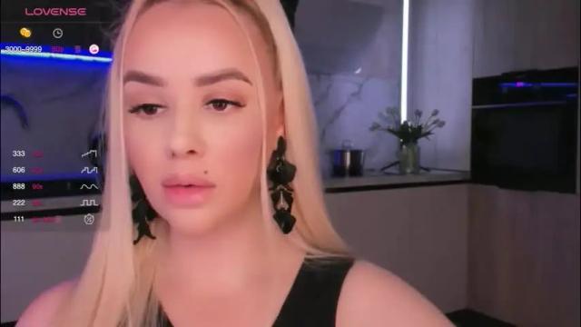 Image 6 of blond_diamond Stream on Chaturbate on 2 months ago