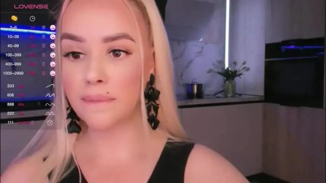 Image 7 of blond_diamond Stream on Chaturbate on 2 months ago