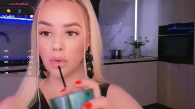 Image 8 of blond_diamond Stream on Chaturbate on 2 months ago