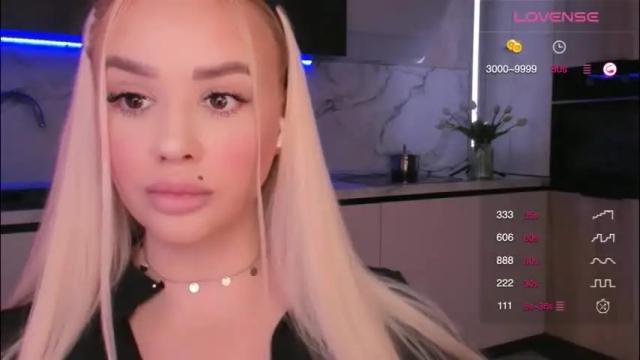 Image 3 of blond_diamond Stream on Chaturbate on 2 months ago