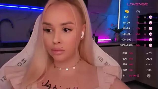 Image 11 of blond_diamond Stream on Chaturbate on 2 months ago